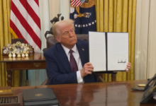 Administrator EPA, Lee Zeldin, sfinalizował jednym podpisem największy pakiet deregulacyjny w historii USA, oficjalnie kończąc erę odgórnie narzucanych restrykcji emisyjnych.